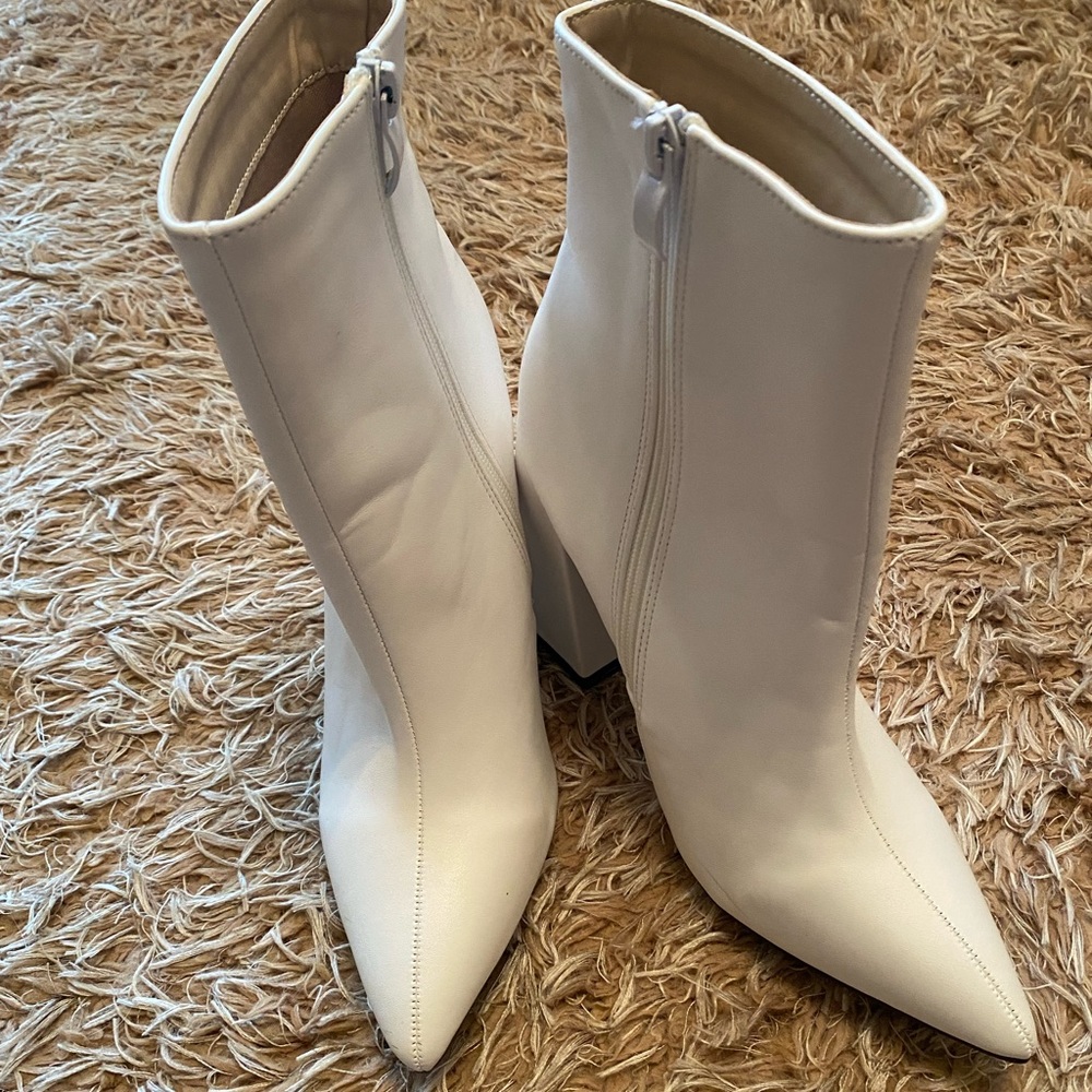 Super cute white, pointy toe, square heel booties size EUR 38, 7.5.